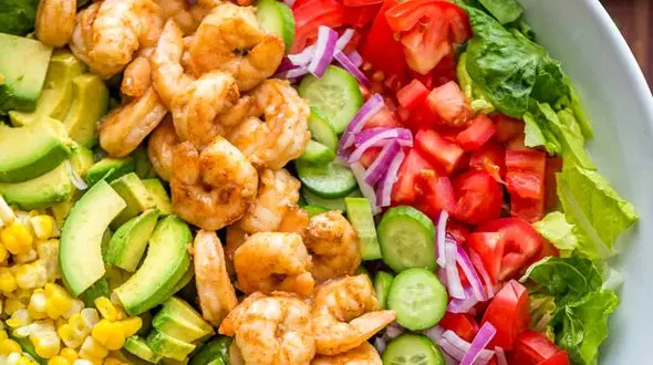 طرز تهیه سالاد آووکادو و میگو با عطر پیاز قرمز