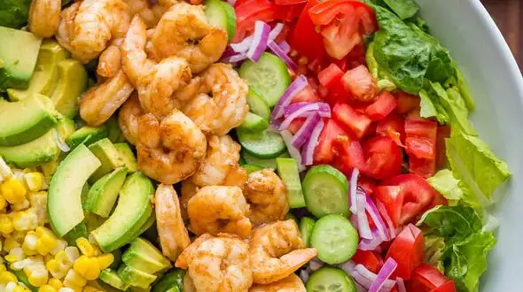 طرز تهیه سالاد آووکادو و میگو با عطر پیاز قرمز