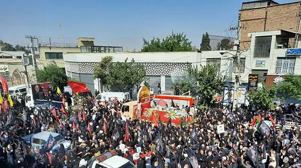 شیرازی ها پیکر سردار مقاومت را در روز عاشورا تا گلزار شهدا بدرقه کردند