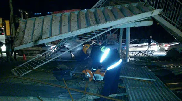 ریزش پل عابر پیاده در ساری + تصاویر 