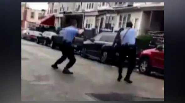 کشتن یک جوان ۲۷ ساله مقابل چشمان همسرش توسط پلیس آمریکا + فیلم 