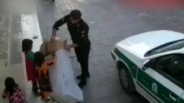 ماجرای کمک گروهبان عمران هاشمی پور به کودکان کار چه بود؟+فیلم گفتگو با پلیس بوشهری