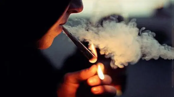 سیگار کشیدن دختران برای پرستیژ اجتماعی
