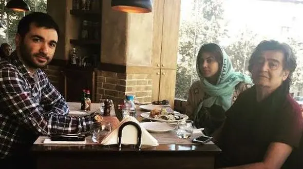 عکس رضا رویگری و همسرش در یک رستوران 