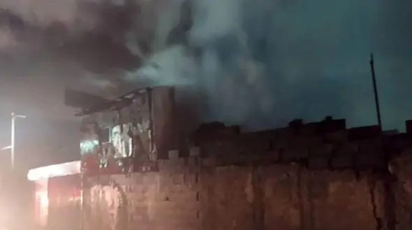 فیلم آتش‌سوزی مغازه چوب بری در رشت