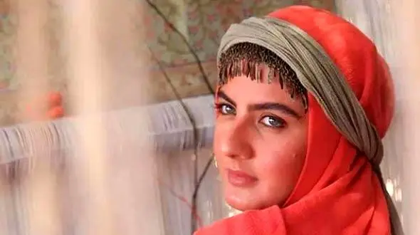 مانتوی شیک و زیبای مریم موسویان؛ جهان پسند سریال “آتش و باد” با طراحی خاص / زیبایی خیره کننده بازیگر چشم رنگی