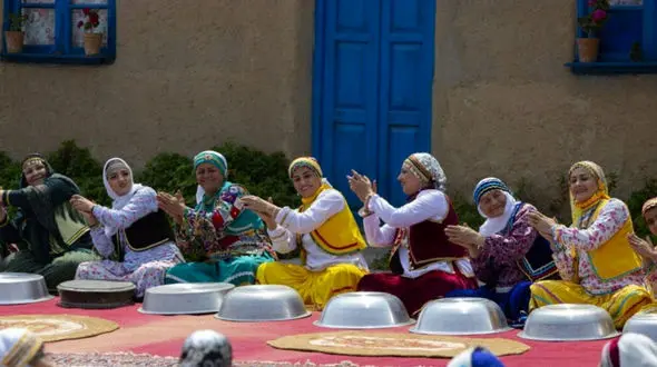 فیلم / آهنگ شاد و حرکات موزون زنان مازندرانی جهانی شد ! / ببینید شاهکار کردند