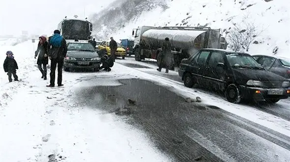 ترافیک پر حجم در جاده چالوس/ محور کرج – چالوس برفی است