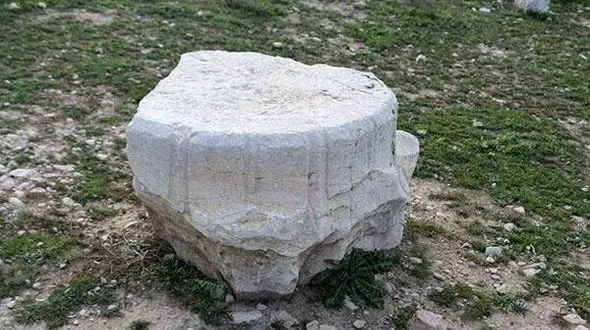 خطر سرقت پایه ستون ۲۰۰۰ ساله در شهرستان نورآباد مَمَسنی