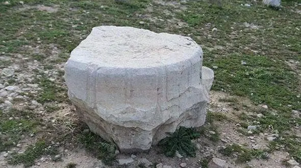 خطر سرقت پایه ستون ۲۰۰۰ ساله در شهرستان نورآباد مَمَسنی