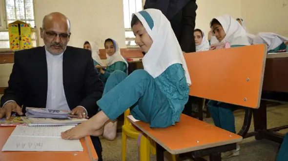 زندگی عجیب "زینب کوچولو" بدون داشتن دست /  کارهای خارق العاده او با پاهایش+ تصاویر