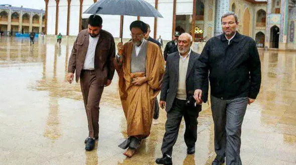 وزیر اطلاعات با پای برهنه در صحن شاه چراغ +عکس