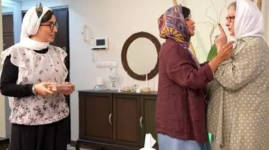 نگاهی به چیدمان سنتی خونه مجردی خاطره حاتمی / از مبلمان کلاسیک و کابینت‌های مدرن آشپزخانه تا تابلوی هنری و گل‌های انرژی بخش