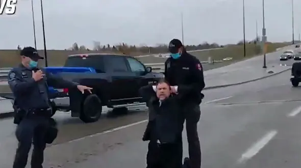  بازداشت یک کشیش کانادایی در روزهای قرنطینه + فیلم