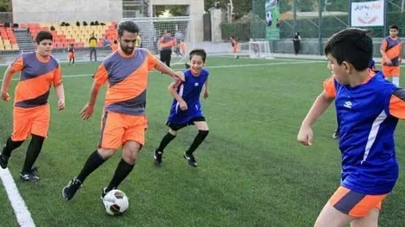 وزیر ارتباطات پا به توپ شد! + عکس