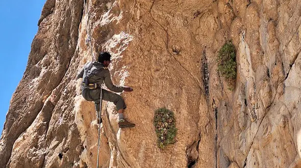 وقتی طناب کوه‌نوردان جای داربست میراث را برای حفاظت از  نقش برجسته شاپور می‌گیرد + فیلم