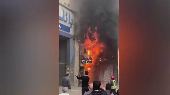 فیلم  آتش‌سوزی هولناک  یک مغازه در خیابان سلمان فارسی اهواز + جزییات