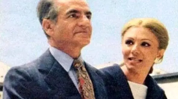 عکس  سفر در زمان / فرح  پهلوی با حوله سرهمی پلنگی کنار استخر کاخ نیاوارن 