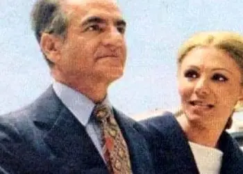 عکس  سفر در زمان / فرح  پهلوی با حوله سرهمی پلنگی کنار استخر کاخ نیاوارن 