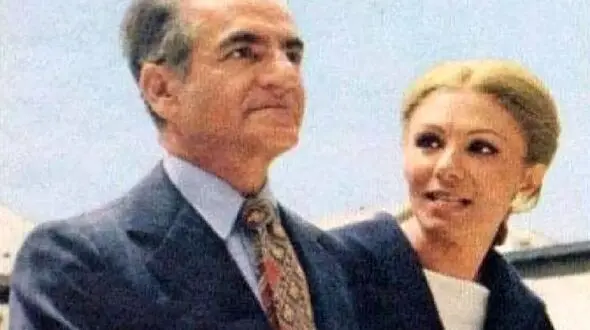 عکس  سفر در زمان / فرح  پهلوی با حوله سرهمی پلنگی کنار استخر کاخ نیاوارن 