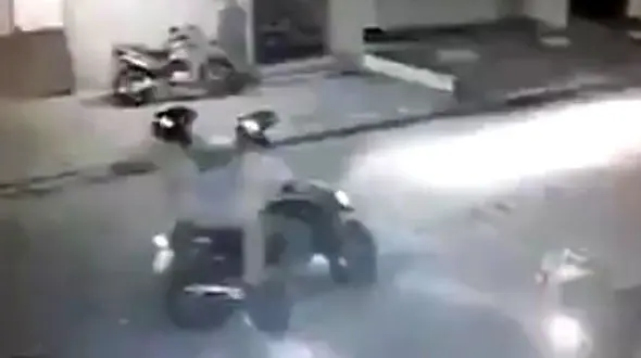 خود زنی دو سارق مسلح هنگامی که با پلیس در تعیقیب و گریز بودند+ فیلم و عکس