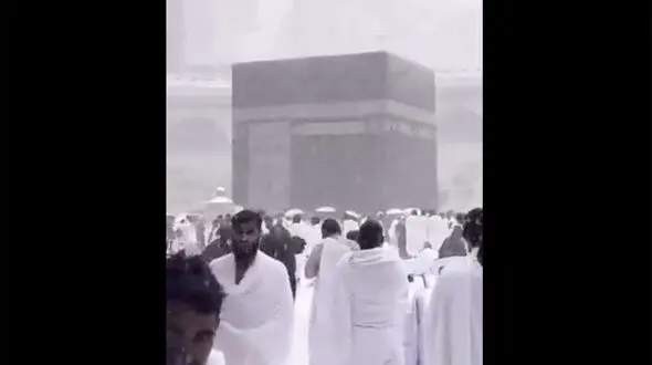ببینید / بارش زیبای برف در خانه خدا / عربستان در شوکه + فیلم
