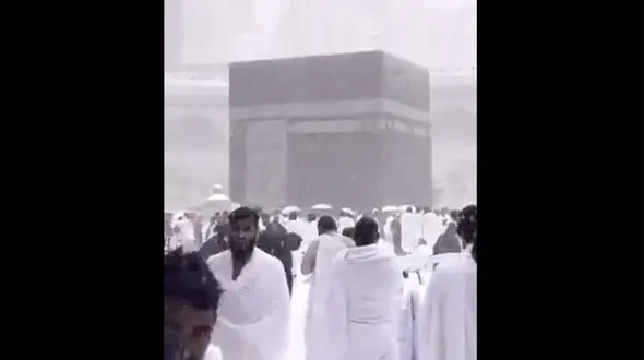 ببینید / بارش زیبای برف در خانه خدا / عربستان در شوکه + فیلم