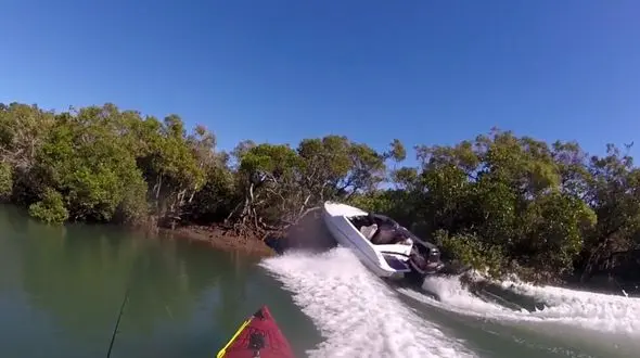 قایقرانی که قصد داشت با قایق خود پرواز کند! + فیلم