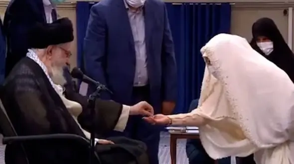 درخواست رهبری انقلاب از مادر عروس برای عوض کردن روسری اش + فیلم مراسم عقد باشکوه خواهر شهید با انگشترهای زیبای رهبری !