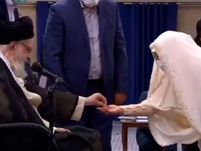 درخواست رهبری انقلاب از مادر عروس برای عوض کردن روسری اش + فیلم مراسم عقد باشکوه خواهر شهید با انگشترهای زیبای رهبری !
