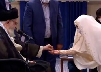 درخواست رهبری انقلاب از مادر عروس برای عوض کردن روسری اش + فیلم مراسم عقد باشکوه خواهر شهید با انگشترهای زیبای رهبری !