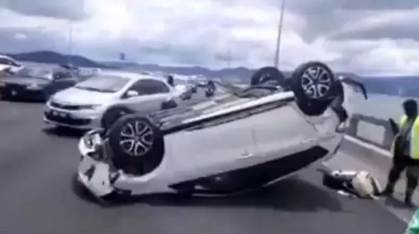 فیلم نفسگیر از واژگونی خودروی لوکس در کنار اتوبان / لایی کشی دردسر ساز شد