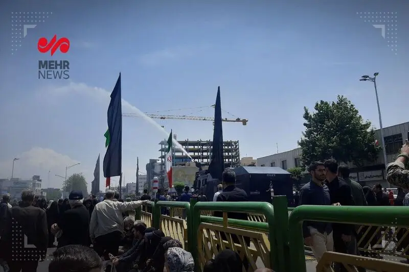 خنک کردن مردم با دستگاه آب پاش