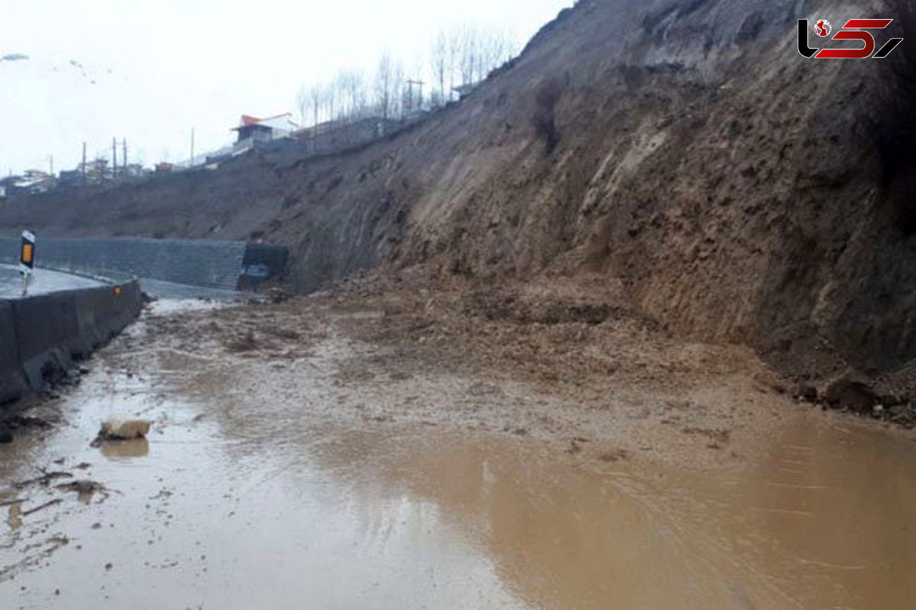 ریزش کوه محور تویه‌دروار-سه راهی فولاد محله را مسدود شد