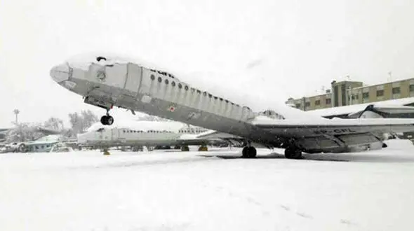  یک اتفاق نادر در فرودگاه مهرآباد در پی بارش برف +عکس دیدنی از تیک آف در جا