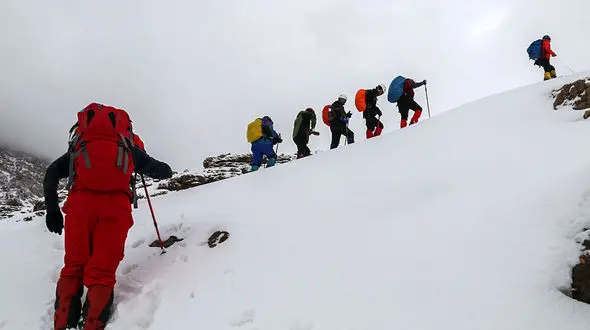 همکاری محیط بانان در انتقال اجساد هواپیمای تهران-یاسوج