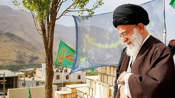 رهبر انقلاب 11 سال پیش در پاوه به زیارت کدام شهدا رفتند