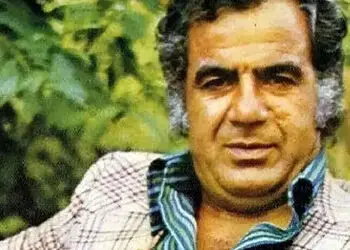 عکس سفر زمان /  «ناصر ملک مطیعی» در پیری و در کنار پسرش در حافظیه شیراز؛ سال 92