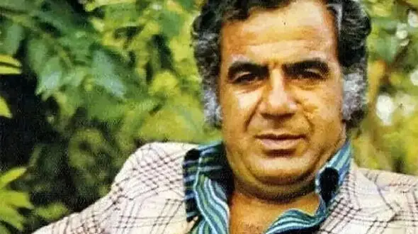 عکس سفر زمان /  «ناصر ملک مطیعی» در پیری و در کنار پسرش در حافظیه شیراز؛ سال 92