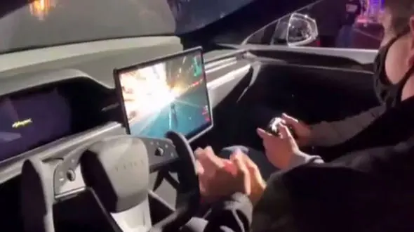 نبرد یک تنه تسلا با پورشه، ولوو و سونی + فیلم