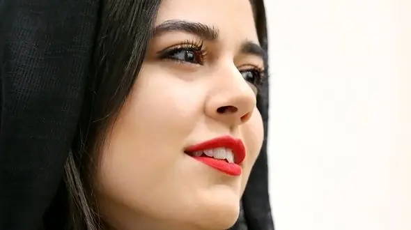 عکس منشوری از پاهای ماهور الوند با لاک قرمز 