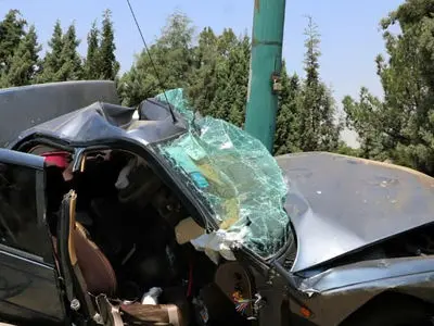 2 کشته در پی برخورد خودرو با تیر چراغ برق در خرم‌آباد