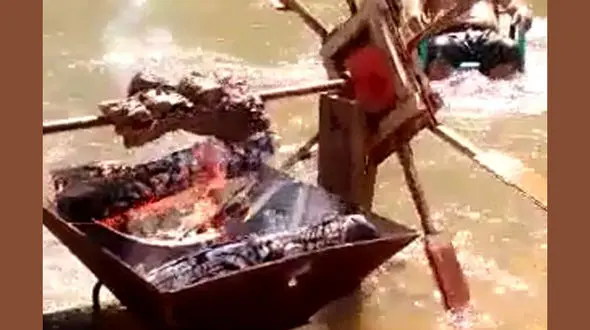 لذت خوردن کباب لذت بخش وسط رودخانه+ فیلم 
