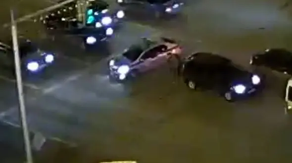 حرکت زیبای  پلیس برای عبور پیرمرد معلول از خیابان+فیلم