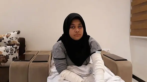  فیلم / انفجار خمپاره دوران جنگ در مدرسه  دخترانه کوهدشت ! / قطع یک دست کوری یک چشم و نقص عضو یک پا با کلی ترکش در بدن فاطمه رضایی !  /  چرا به دخترم جانبازی نمی دهند ! / فقط 200 میلیون تومان دیه !