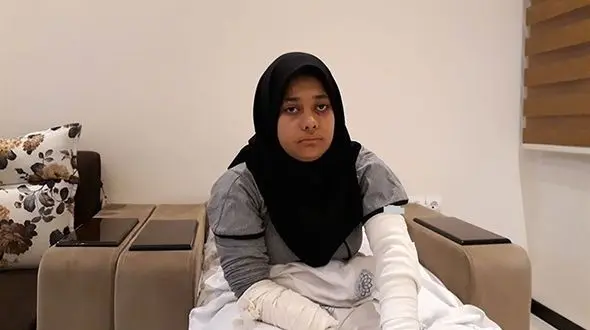  فیلم / انفجار خمپاره دوران جنگ در مدرسه  دخترانه کوهدشت ! / قطع یک دست کوری یک چشم و نقص عضو یک پا با کلی ترکش در بدن فاطمه رضایی !  /  چرا به دخترم جانبازی نمی دهند ! / فقط 200 میلیون تومان دیه !