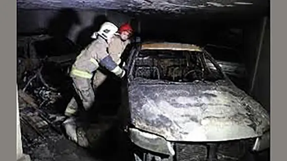 بی‌احتیاطی راننده لودر باعث آتش سوزی گاراژی در همدان شد