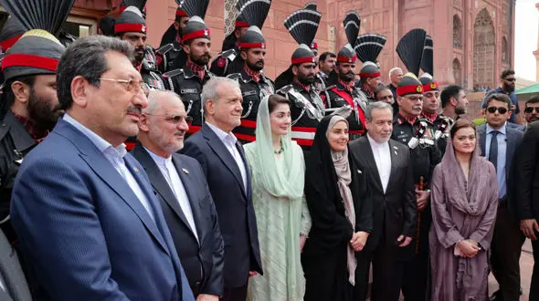 ادای احترام رئیس‌جمهور پزشکیان به اقبال لاهوری 