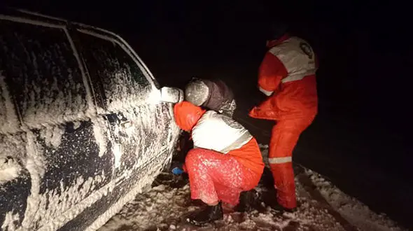 برف و کولاک 28 نفر را گرفتار کرد / عملیات نجات به سختی انجام شد + فیلم