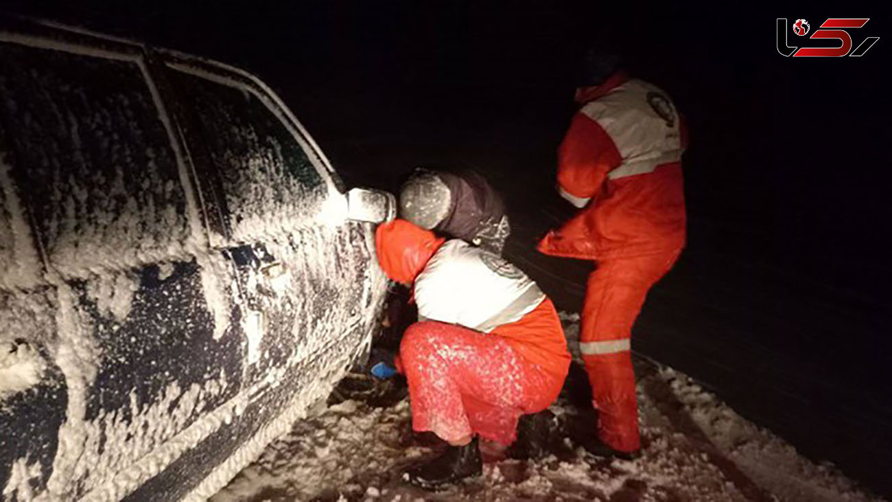 برف و کولاک 28 نفر را گرفتار کرد / عملیات نجات به سختی انجام شد + فیلم